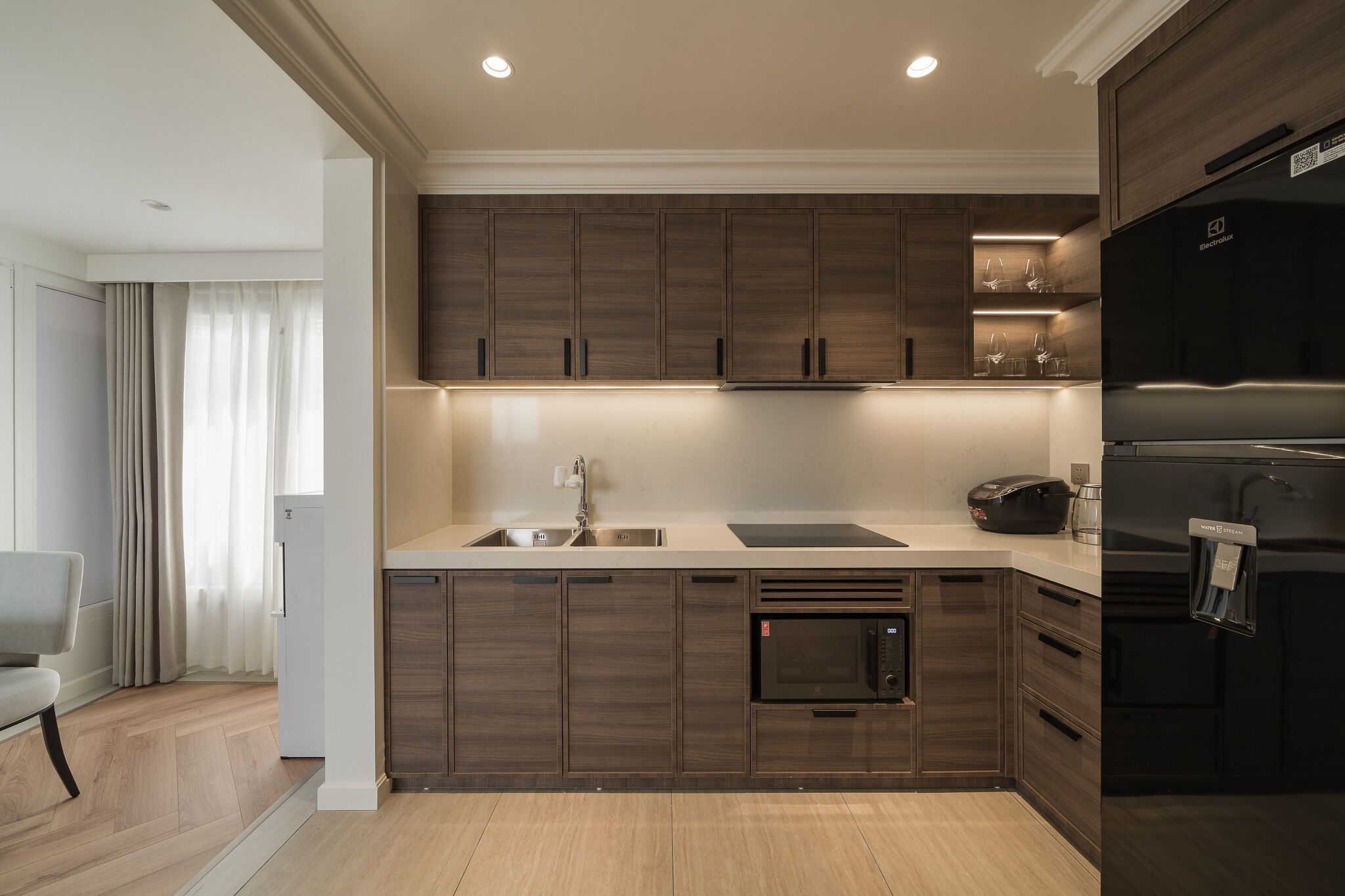 Apartamento Premier, 1 habitación, patio, vistas a la ciudad | Sala de estar | Smart TV de 60 pulgadas con canales por satélite, Netflix