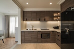 Apartamento Premier, 1 habitación, patio, vistas a la ciudad | Sala de estar | Smart TV de 60 pulgadas con canales por satélite, Netflix