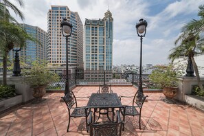 Apartamento Premier, 1 habitación, patio, vistas a la ciudad | Vistas a la ciudad