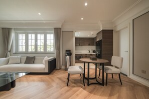 City-Apartment, 1 Schlafzimmer, Badewanne, Stadtblick | Wohnzimmer | 60-Zoll-Smart-TV mit Satellitenempfang, Netflix, Streaming-Dienste