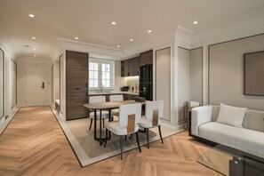 Apartamento Deluxe, 2 habitaciones, bañera, vistas a la ciudad | Cocina privada | Frigorífico, microondas, utensilios de cocina y artículos de limpieza