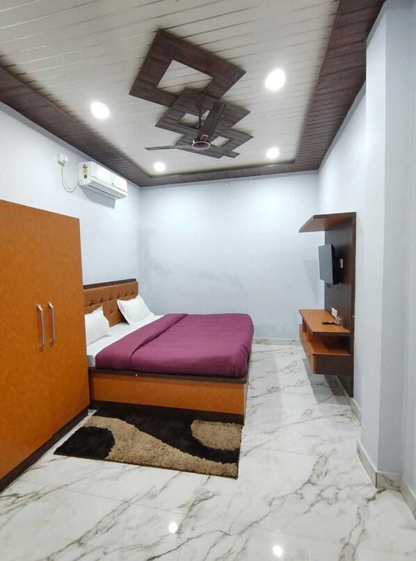 Deluxe Double Room, City View | Living area