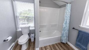 Haartrockner, Handtücher, Seife, Toilettenpapier