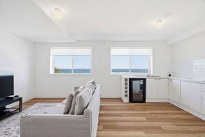 TV, caminetto, studio