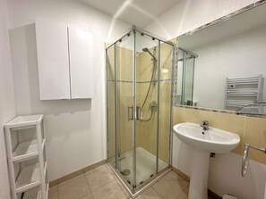 Bathroom - Air-conditioned villa for 10 guests with private pool, hill and sea views, located in the Domaine... (LA LONDE LES MAURES)