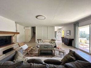 TV - Air-conditioned villa for 10 guests with private pool, hill and sea views, located in the Domaine... (LA LONDE LES MAURES)