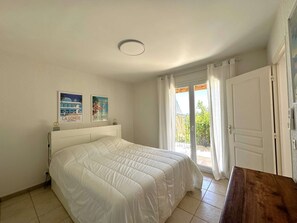5 bedrooms, free WiFi - Air-conditioned villa for 10 guests with private pool, hill and sea views, located in the Domaine... (LA LONDE LES MAURES)