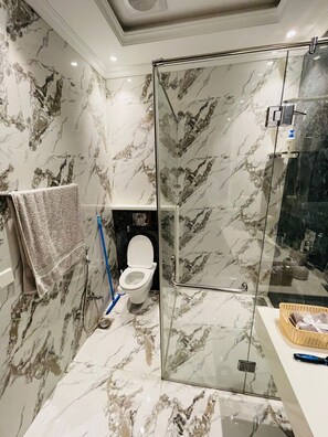 Bidet, toallas, jabón, shampoo 
