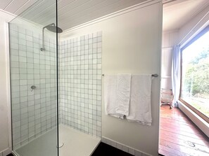 Toallas, jabón, shampoo, papel de baño 