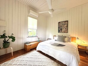 Desk, iron/ironing board, WiFi, bed sheets - Treefeller’s Cottage Eumundi - 3 bedroom house directly across from the markets (Eumundi)