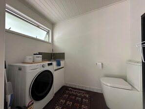 Toallas, jabón, shampoo, papel de baño 