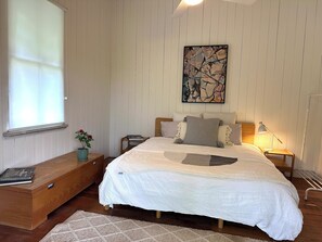 Escritorio, tabla de planchar con plancha, wifi y ropa de cama 