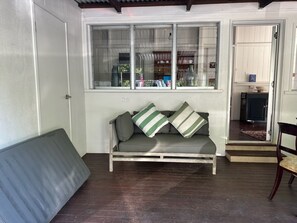 Smart TV, books - Treefeller’s Cottage Eumundi - 3 bedroom house directly across from the markets (Eumundi)