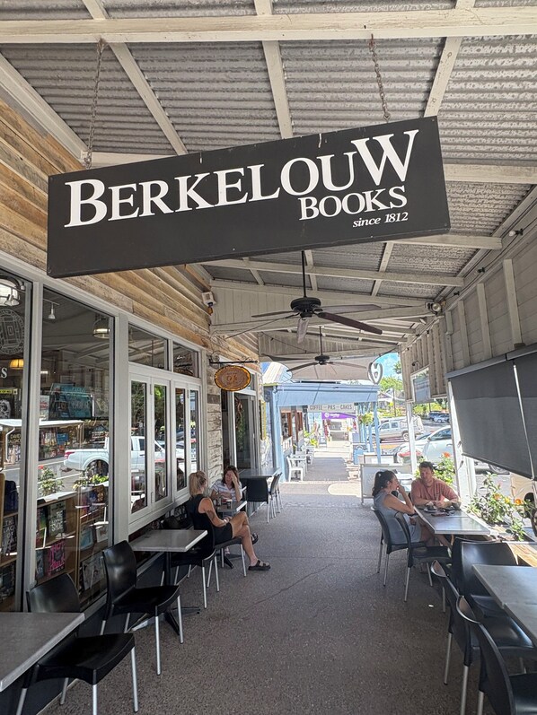 Outdoor dining - Treefeller’s Cottage Eumundi - 3 bedroom house directly across from the markets (Eumundi)