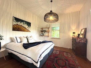 Desk, iron/ironing board, WiFi, bed sheets