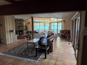 Living area - Awesome 4-bedroom house with AC in Big Bear Lake (Big Bear Lake)