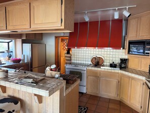 Private kitchen - Awesome 4-bedroom house with AC in Big Bear Lake (Big Bear Lake)