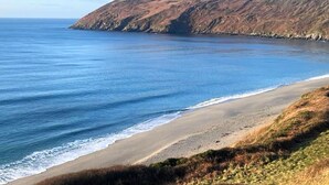 Un paysage côtier avec une plage de sable et des falaises.