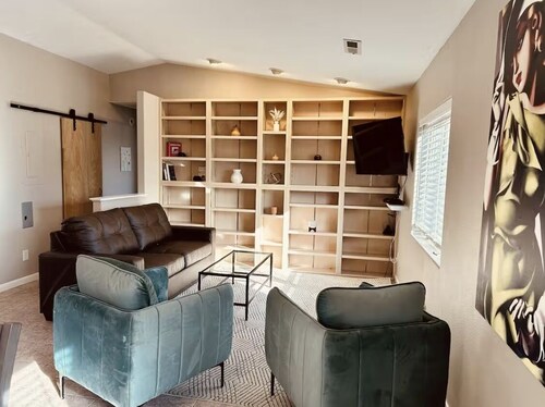 Vaulted-Charming 2-bedroom apartment with AC in Colorado Springs