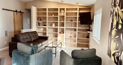 Vaulted-Charming 2-bedroom apartment with AC in Colorado Springs