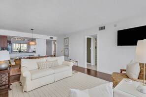Smart TV - Unforgettable Water Views! On the Sand at Island's End! Heated Pool, Free Parking & Beach Gear! (Fort Myers Beach)