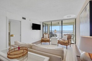 Smart TV - Unforgettable Water Views! On the Sand at Island's End! Heated Pool, Free Parking & Beach Gear! (Fort Myers Beach)