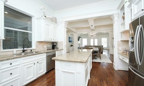 Microwave, oven, stovetop, dishwasher - Downtown Houston-Private Pool, Hot Tub & Game Room (Houston)