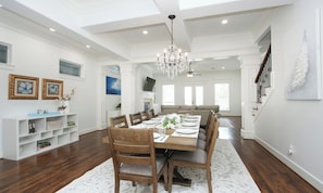 Dining - Downtown Houston-Private Pool, Hot Tub & Game Room (Houston)