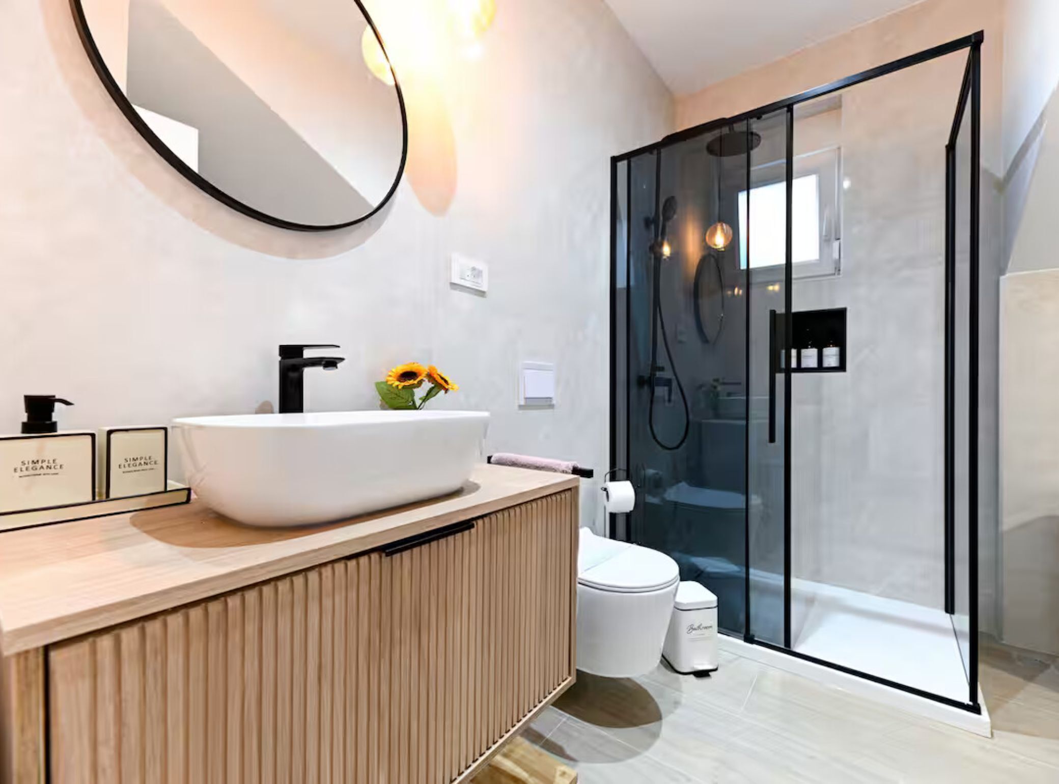 Căn hộ (Studio Apartment with Balcony) | Phòng tắm | Buồng tắm vòi sen, khăn tắm 