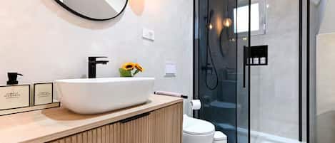 Apartment (Studio Apartment with Balcony) | Bathroom | Shower, towels