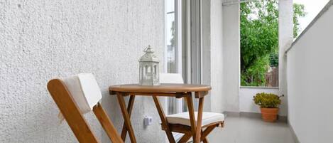 Apartamento (Studio Apartment with Balcony) | Sacada