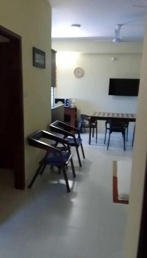 家庭公寓, 陽台, 花園景觀 | 起居區