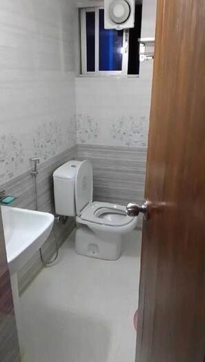 Shower, towels, soap, shampoo - Saanha Residence Studio Apartments  (Sylhet)