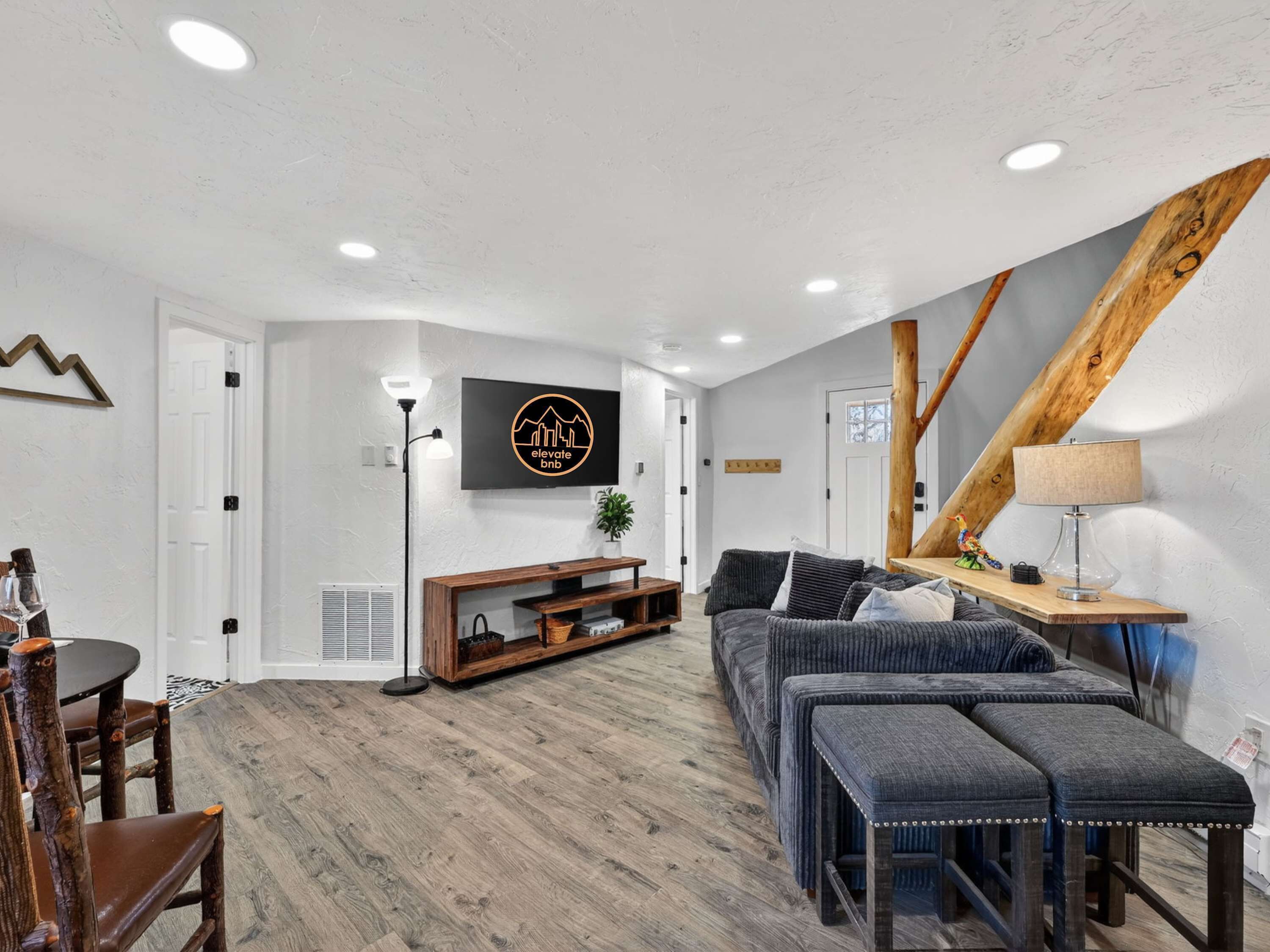 Télévision, cheminée, espaces bureaux