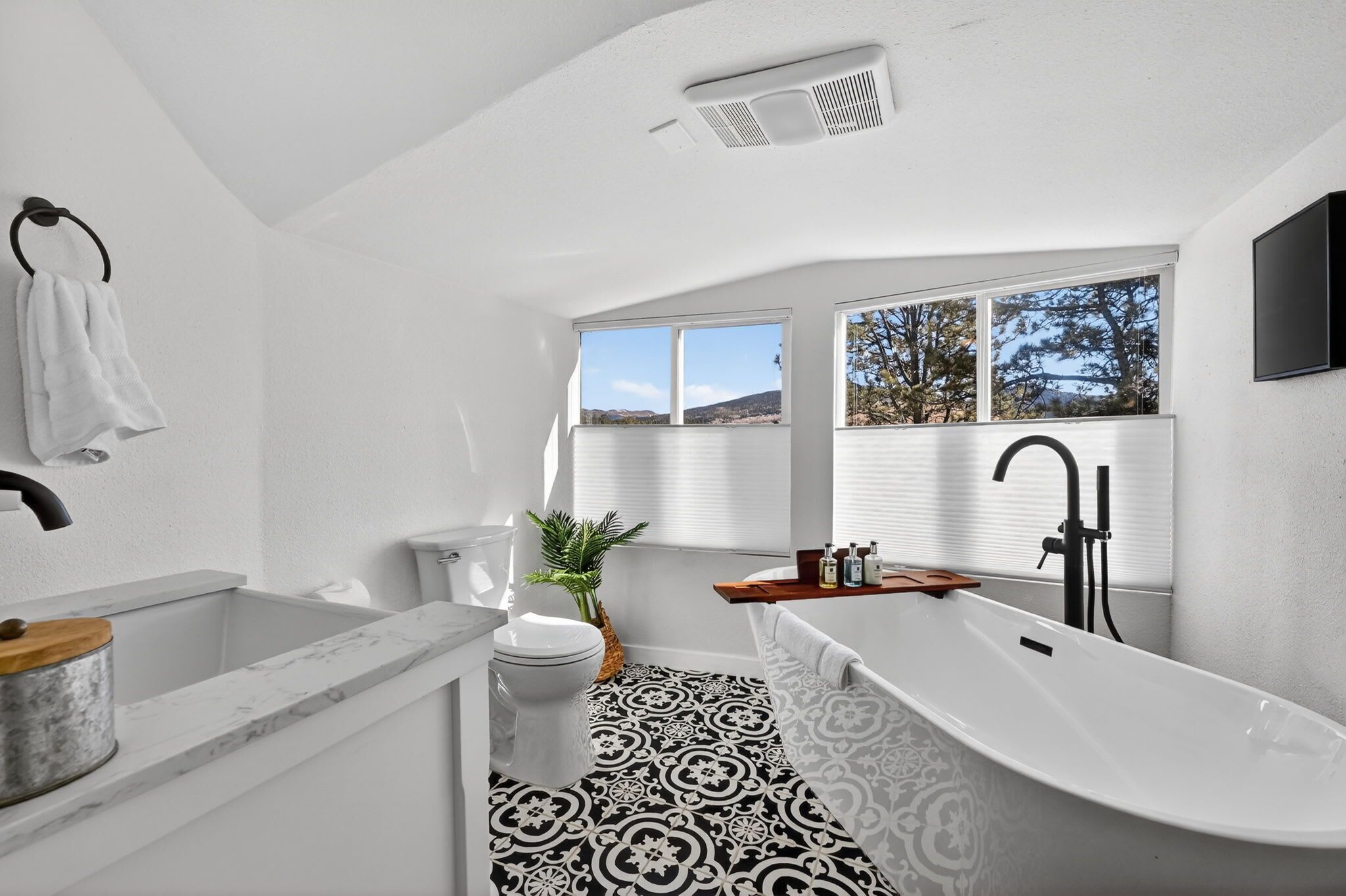 Douche, sèche-cheveux, serviettes fournies