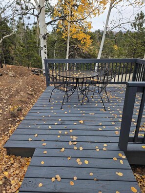 Outdoor dining - Scenic Dome Retreat: Luxury Bath & Mountain Views (Cripple Creek)