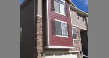 Spacious Townhome Near Downtown