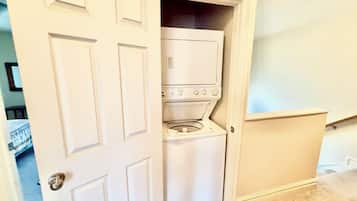 Deluxe Townhome, 2 Bedrooms, Patio | Laundry