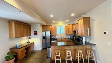 Deluxe Townhome, 2 Bedrooms, Patio | Private kitchen