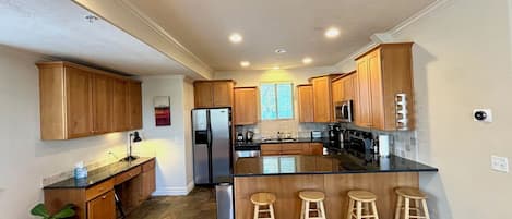 Deluxe Townhome, 2 Bedrooms, Patio | Private kitchen