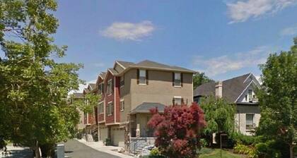 Spacious Townhome Near Downtown