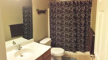 Deluxe Townhome, 2 Bedrooms, Patio | Bathroom