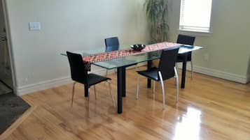 Deluxe Townhome, 2 Bedrooms, Patio | Dining