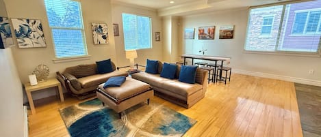 Deluxe Townhome, 2 Bedrooms, Patio | Living area