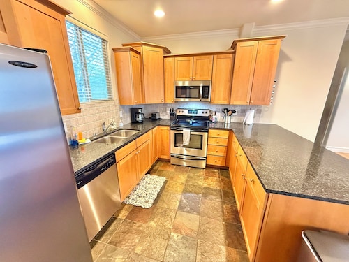 Spacious Townhome Near Downtown