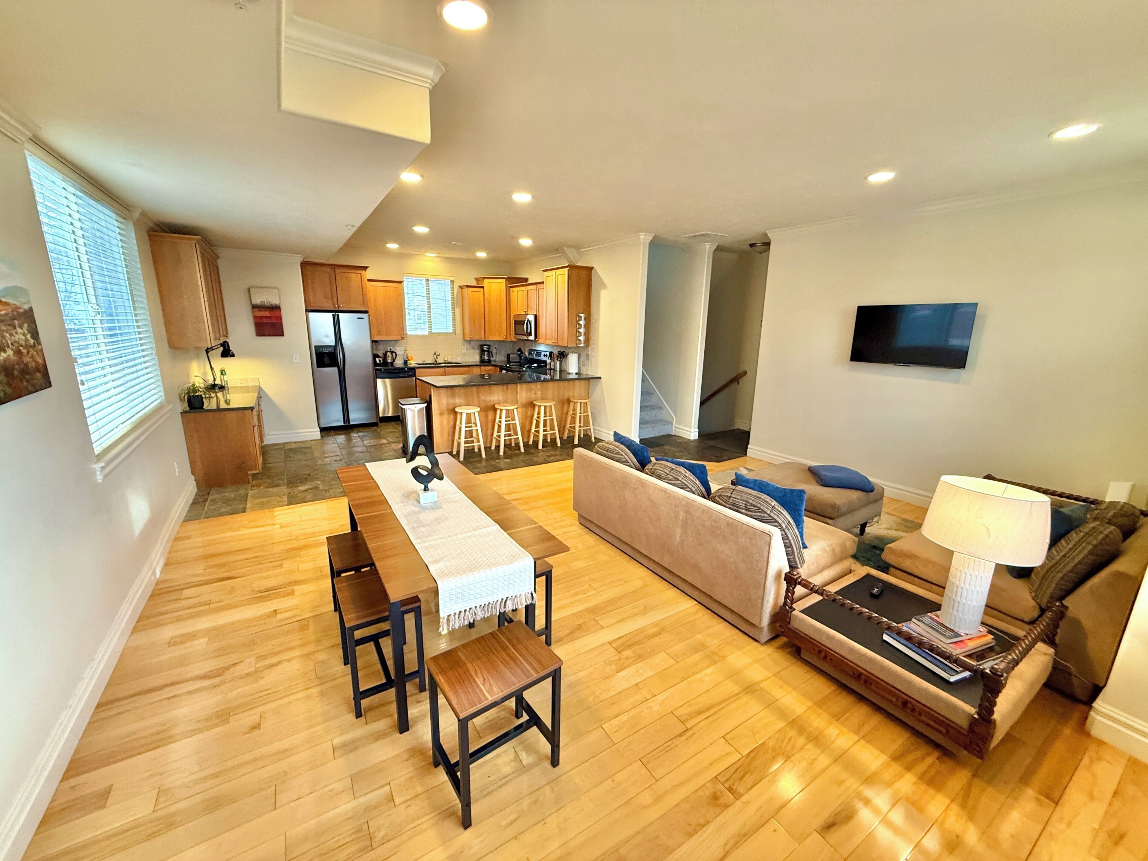Casa de ciudad Deluxe, 2 habitaciones, patio | Área de sala de estar | Televisión 