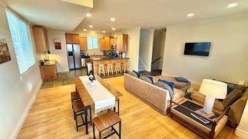 Casa de ciudad Deluxe, 2 habitaciones, patio | Área de sala de estar | Televisión