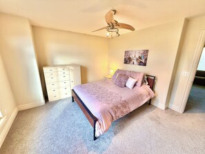 Maison en rangée Deluxe, 2 chambres, patio | Fer et planche à repasser, accès au Wi-Fi (inclus)