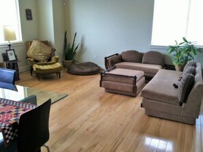 Living area - Spacious Townhome Near Downtown (Salt Lake City)