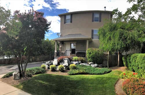 Spacious Townhome Near Downtown